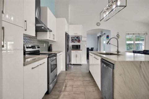 Villa ou maison à vendre à Miami, Floride: 4 chambres, 155.05 m2 № 2178429 - photo 10