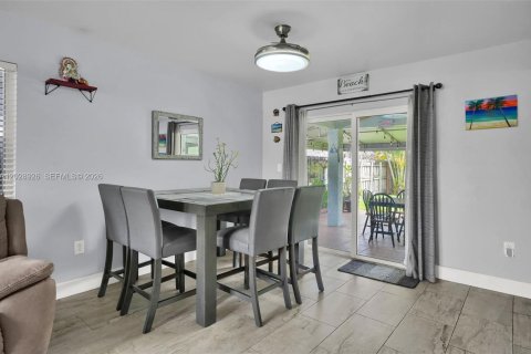 Villa ou maison à vendre à Miami, Floride: 4 chambres, 155.05 m2 № 2178429 - photo 5