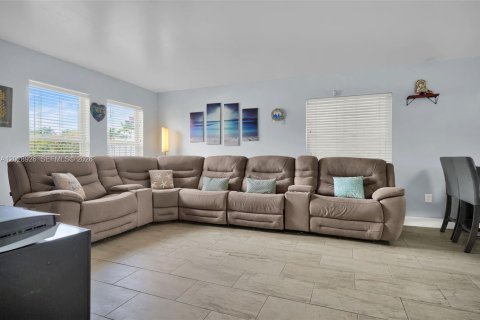 Villa ou maison à vendre à Miami, Floride: 4 chambres, 155.05 m2 № 2178429 - photo 7