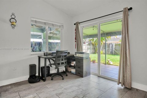 Villa ou maison à vendre à Miami, Floride: 4 chambres, 155.05 m2 № 2178429 - photo 12