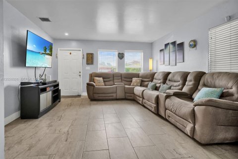Villa ou maison à vendre à Miami, Floride: 4 chambres, 155.05 m2 № 2178429 - photo 6