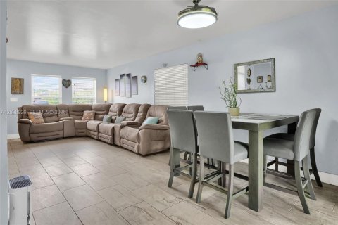Villa ou maison à vendre à Miami, Floride: 4 chambres, 155.05 m2 № 2178429 - photo 4