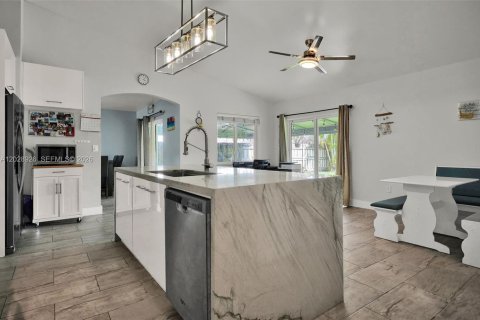 Villa ou maison à vendre à Miami, Floride: 4 chambres, 155.05 m2 № 2178429 - photo 9