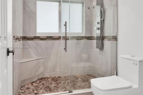 Villa ou maison à vendre à Miami, Floride: 4 chambres, 155.05 m2 № 2178429 - photo 17