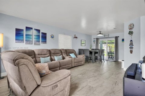 Villa ou maison à vendre à Miami, Floride: 4 chambres, 155.05 m2 № 2178429 - photo 3