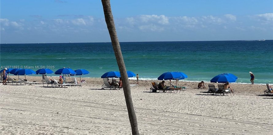 Condominio en Hollywood, Florida, 1 dormitorio  № 1979588