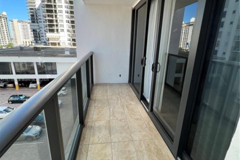 Condominio en venta en Hollywood, Florida, 1 dormitorio, 92.9 m2 № 1979588 - foto 15