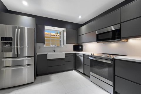 Casa en venta en Miami Beach, Florida, 4 dormitorios, 149.39 m2 № 1861255 - foto 8