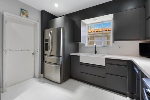 Casa en venta en Miami Beach, Florida, 4 dormitorios, 149.39 m2 № 1861255 - foto 11