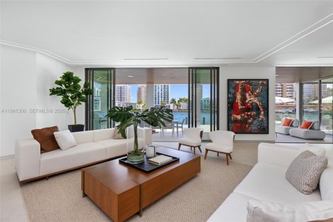 House in Hallandale Beach, Florida 7 bedrooms, 673.54 sq.m. № 2049538 - photo 22