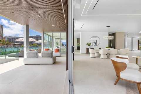 House in Hallandale Beach, Florida 7 bedrooms, 673.54 sq.m. № 2049538 - photo 20