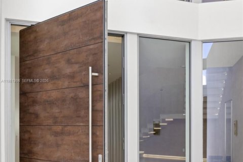 House in Hallandale Beach, Florida 7 bedrooms, 673.54 sq.m. № 2049538 - photo 15