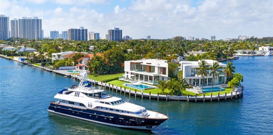 House in Hallandale Beach, Florida 7 bedrooms, 673.54 sq.m. № 2049538