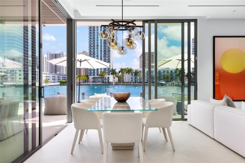 House in Hallandale Beach, Florida 7 bedrooms, 673.54 sq.m. № 2049538 - photo 30