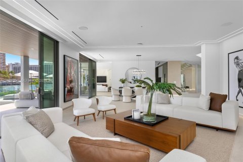 House in Hallandale Beach, Florida 7 bedrooms, 673.54 sq.m. № 2049538 - photo 19