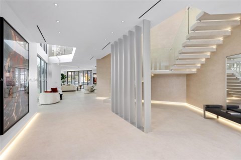 House in Hallandale Beach, Florida 7 bedrooms, 673.54 sq.m. № 2049538 - photo 17