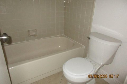 House in Kissimmee, Florida 2 bedrooms, 92.07 sq.m. № 2233794 - photo 11