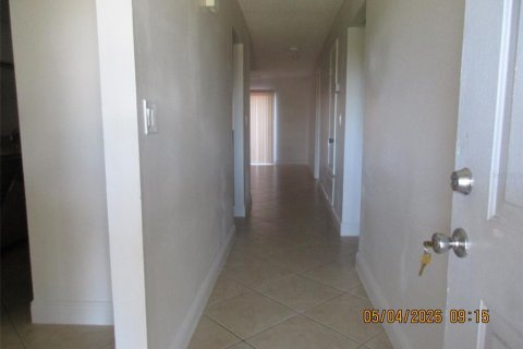 House in Kissimmee, Florida 2 bedrooms, 92.07 sq.m. № 2233794 - photo 2