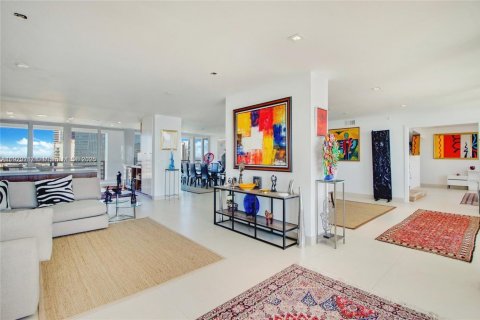 Condominio en alquiler en Miami, Florida, 4 dormitorios, 304.72 m2 № 2059851 - foto 9