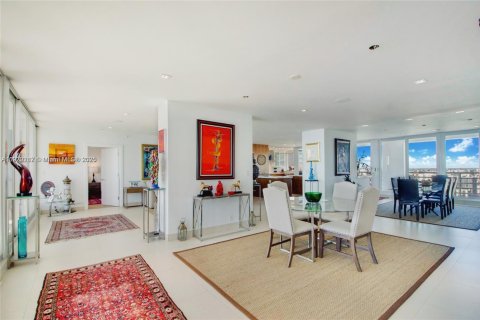 Condominio en alquiler en Miami, Florida, 4 dormitorios, 304.72 m2 № 2059851 - foto 3