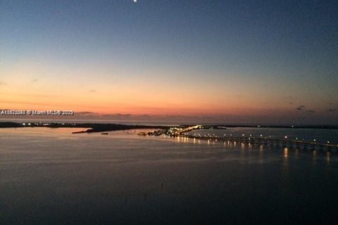 Condominio en alquiler en Miami, Florida, 4 dormitorios, 304.72 m2 № 2059851 - foto 23