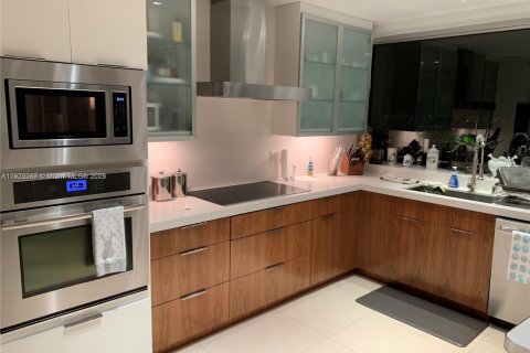 Condominio en alquiler en Miami, Florida, 4 dormitorios, 304.72 m2 № 2059851 - foto 13