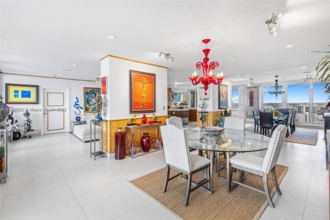 Condominio en alquiler en Miami, Florida, 4 dormitorios, 304.72 m2 № 2059851 - foto 8