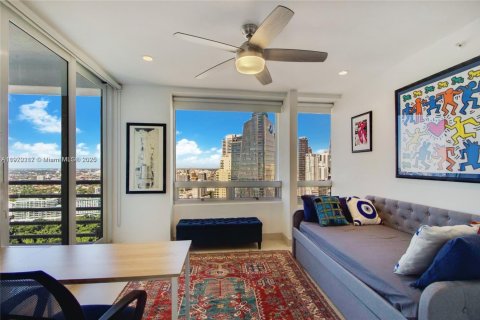 Condominio en alquiler en Miami, Florida, 4 dormitorios, 304.72 m2 № 2059851 - foto 11