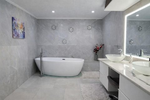 Купить виллу или дом в Венеция, Флорида 9 комнат, 157.1м2, № 2165964 - фото 17