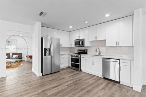 Дом в Майами, Флорида 3 спальни, 144.93м2 № 2029474