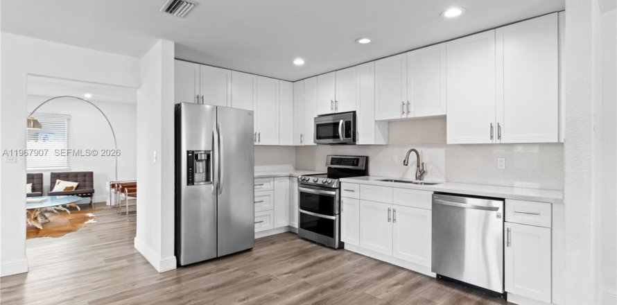 Дом в Майами, Флорида 3 спальни, 144.93м2 № 2029474