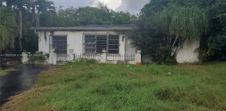 House in Margate, Florida 3 bedrooms, 130.06 sq.m. № 1955677