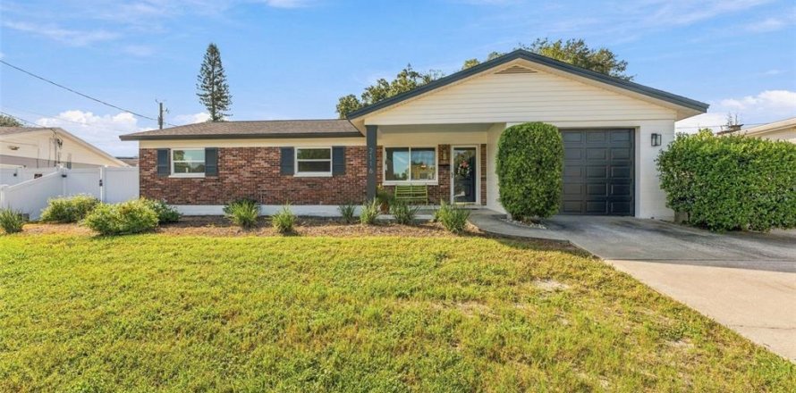 Villa ou maison à Tampa, Floride 3 chambres, 139.82 m2 № 2400407