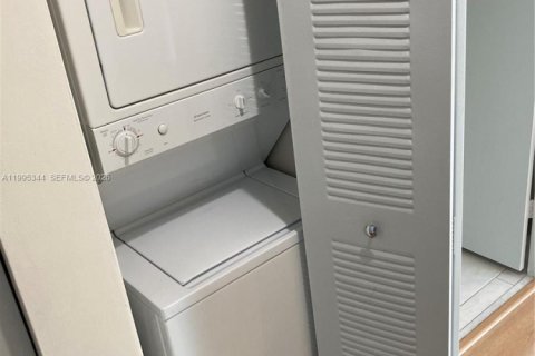 Condominio en alquiler en Miami, Florida, 2 dormitorios, 96.25 m2 № 2062984 - foto 11