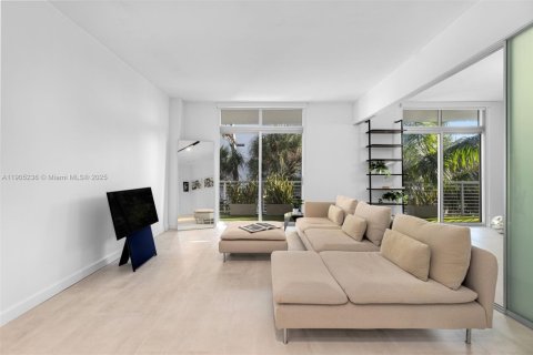 Condo in Miami Beach, Florida, 1 bedroom  № 1955860 - photo 1