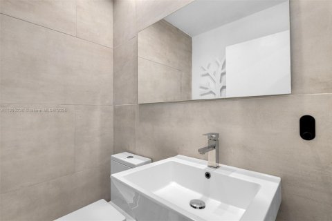 Condo in Miami Beach, Florida, 1 bedroom  № 1955860 - photo 10