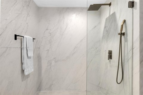 Condo in Miami Beach, Florida, 1 bedroom  № 1955860 - photo 13