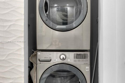 Condo in Miami Beach, Florida, 1 bedroom  № 1955860 - photo 9