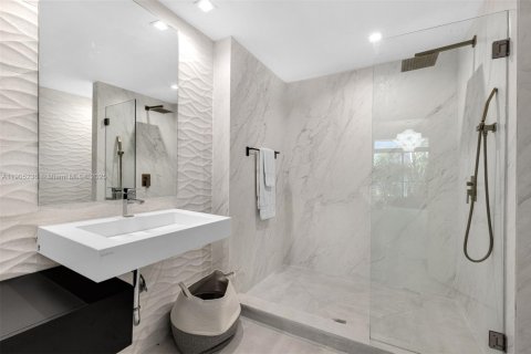 Condo in Miami Beach, Florida, 1 bedroom  № 1955860 - photo 12