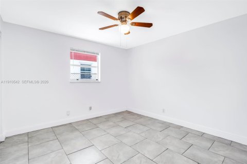 House in Riviera Beach, Florida 3 bedrooms, 89.19 sq.m. № 1968661 - photo 12