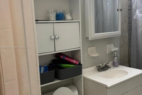 House in Riviera Beach, Florida 3 bedrooms, 89.19 sq.m. № 1968661 - photo 12