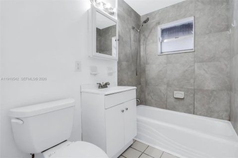 House in Riviera Beach, Florida 3 bedrooms, 89.19 sq.m. № 1968661 - photo 18