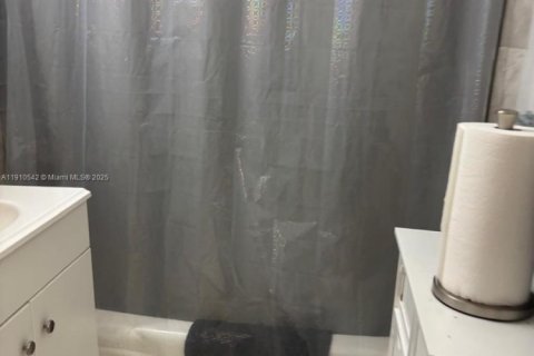 House in Riviera Beach, Florida 3 bedrooms, 89.19 sq.m. № 1968661 - photo 18