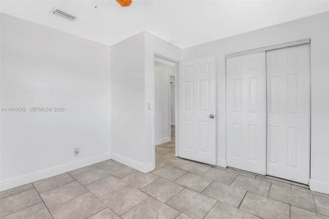 House in Riviera Beach, Florida 3 bedrooms, 89.19 sq.m. № 1968661 - photo 17