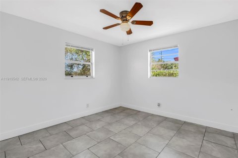 House in Riviera Beach, Florida 3 bedrooms, 89.19 sq.m. № 1968661 - photo 14