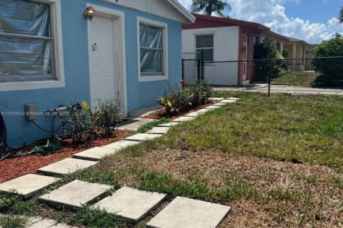 House in Riviera Beach, Florida 3 bedrooms, 89.19 sq.m. № 1968661 - photo 19