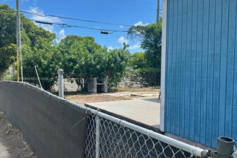 House in Riviera Beach, Florida 3 bedrooms, 89.19 sq.m. № 1968661 - photo 24