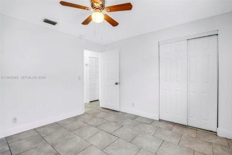 House in Riviera Beach, Florida 3 bedrooms, 89.19 sq.m. № 1968661 - photo 13