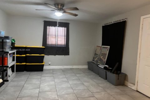 House in Riviera Beach, Florida 3 bedrooms, 89.19 sq.m. № 1968661 - photo 3