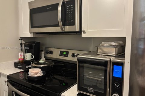 House in Riviera Beach, Florida 3 bedrooms, 89.19 sq.m. № 1968661 - photo 5